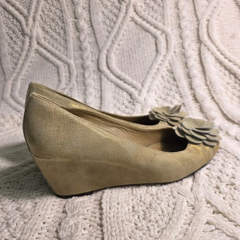 Donald‎ J Pliner Wedge Pumps Gold Metallic 3D Flower Floral Accent Womens 10M